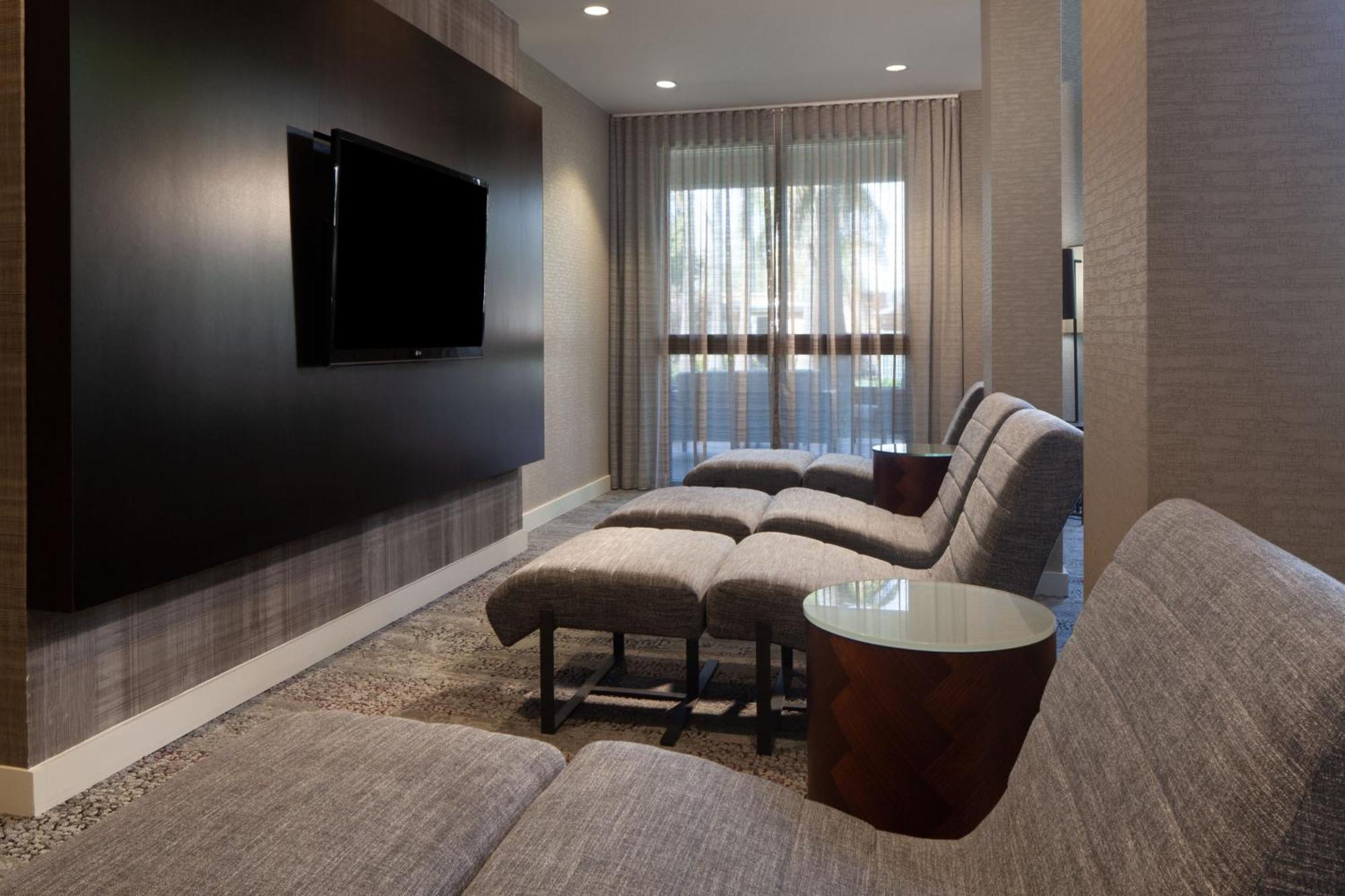 Courtyard By Marriott Oakland Airport Hotel Екстериор снимка
